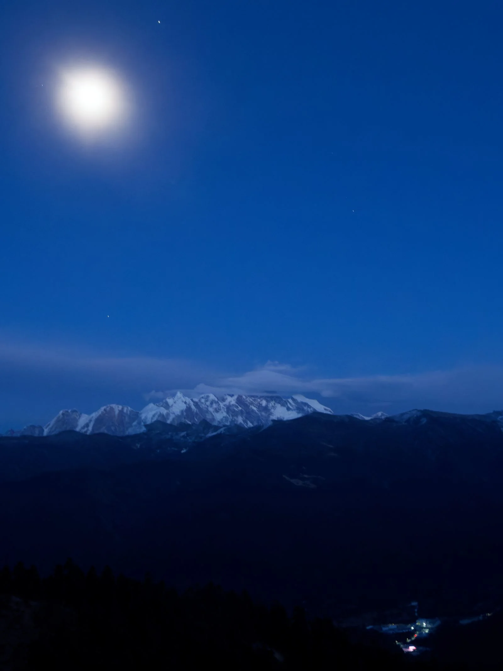 月夜雪山